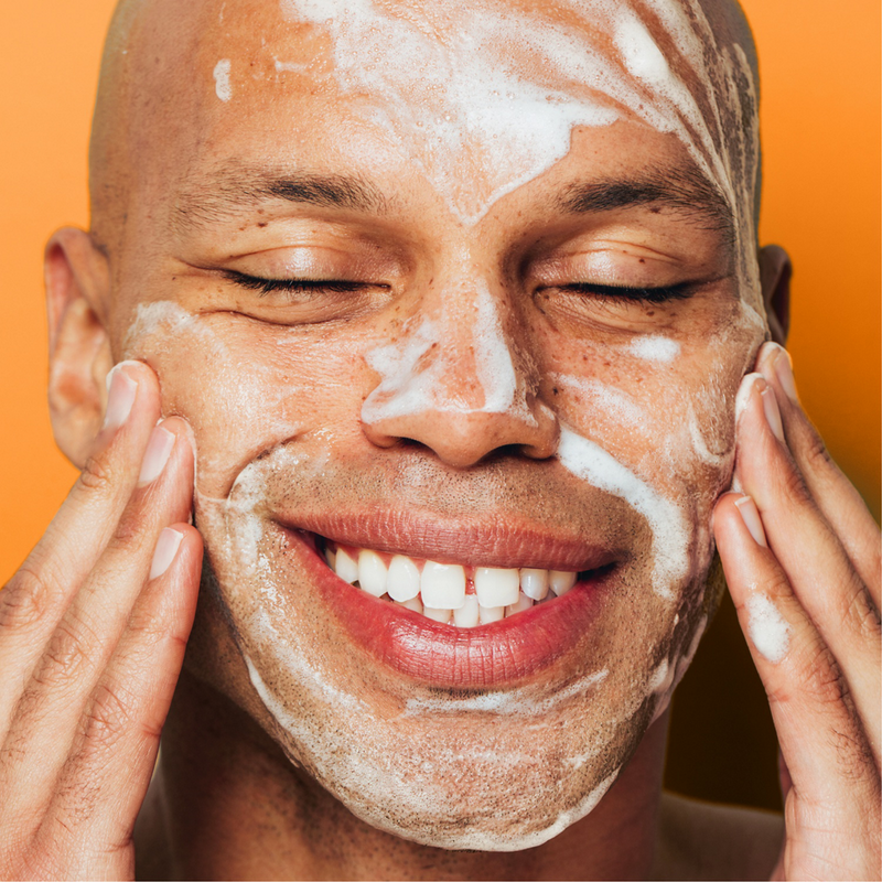Purify & Prevent Spot-Prone Gentle Cleanser in der Anwendung: Waschgel in den Händen zu Schaum verarbeiten, auf das angefeuchtete Gesicht geben und einmassieren. Danach gründlich mit Wasser abspülen.